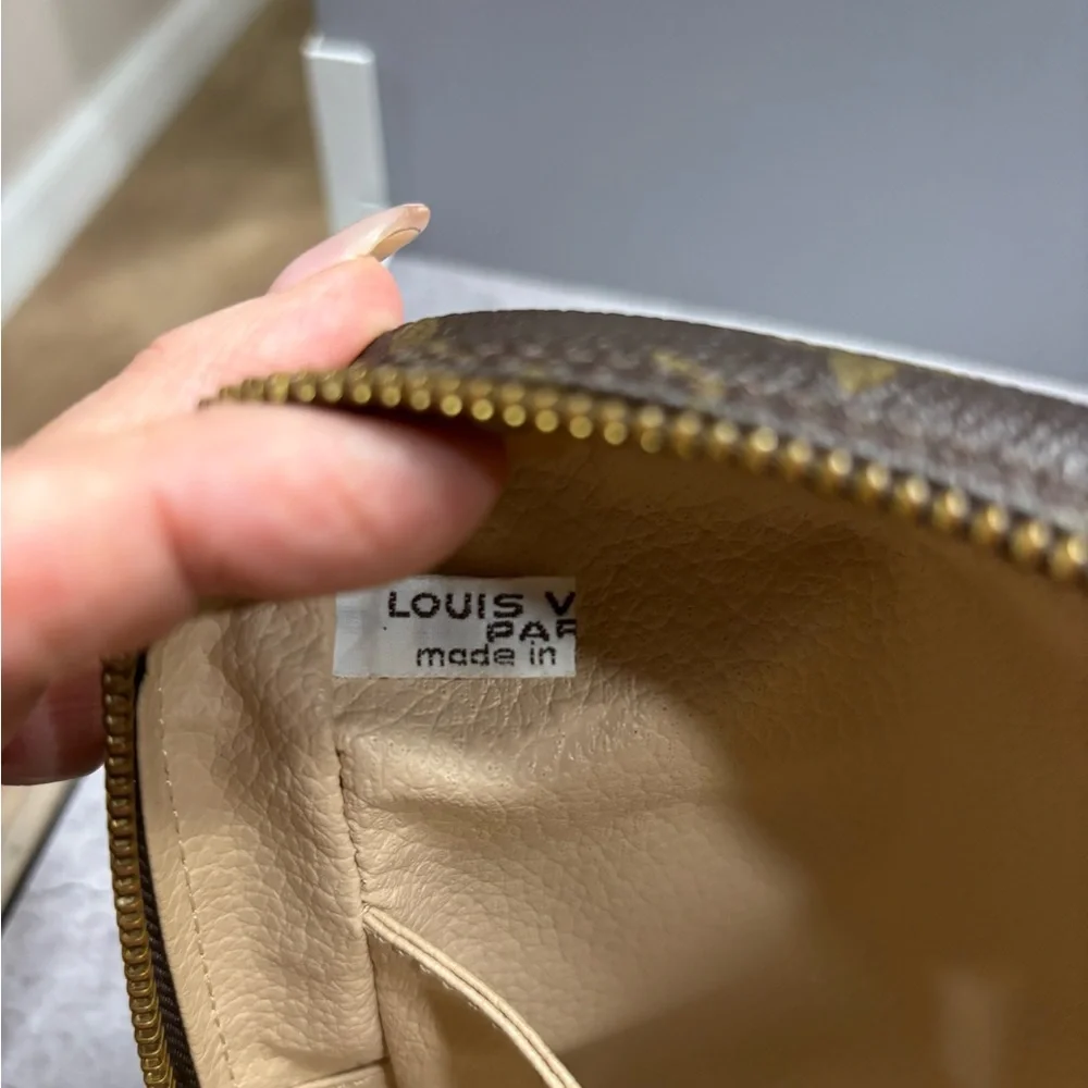 Louis Vuitton Monogram VINTAGE Trousse 23